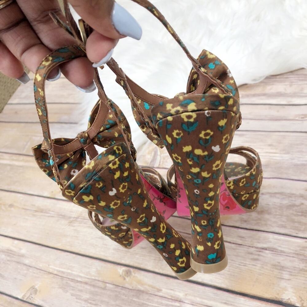 🆕 Betsey Johnson Y2K Floral Print High Heeled Platform Ankle Strap Sandal Sz 8 - Picture 4 of 4